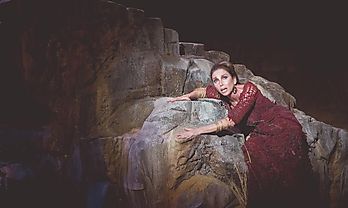 Medea levanta el telón del Festival y al público del Teatro Romano
